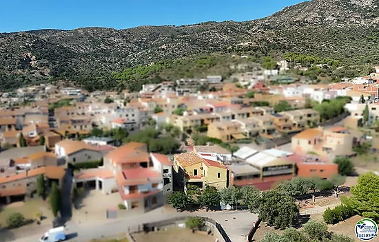 Grande maison de village au cœur de Palau Saverdera.