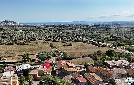 Grande maison de village au cœur de Palau Saverdera.