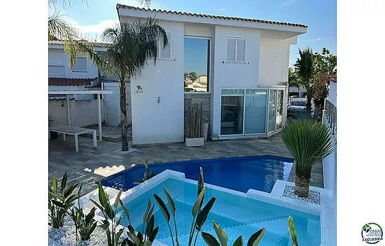 Empuriabrava beautiful modern house with pool and mooring near the beach, living room of 99 m2