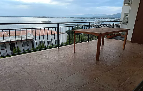 Apartamento de ensueño con vistas panorámicas a la bahía y al puerto de las Rosas