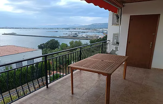 Apartamento de ensueño con vistas panorámicas a la bahía y al puerto de las Rosas