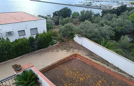 Apartamento de ensueño con vistas panorámicas a la bahía y al puerto de las Rosas