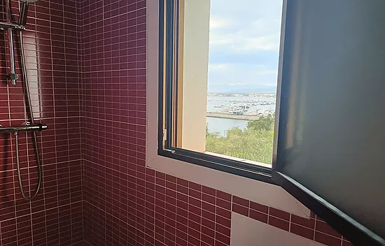 Apartamento de ensueño con vistas panorámicas a la bahía y al puerto de las Rosas