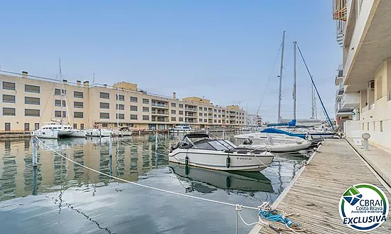 PORT MOXÓ Apartment with views of the canal, mooring for a sailboat and private outdoor parking