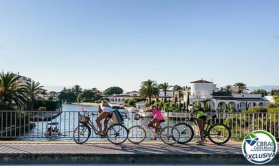 PORT MOXÓ Apartment with views of the canal, mooring for a sailboat and private outdoor parking