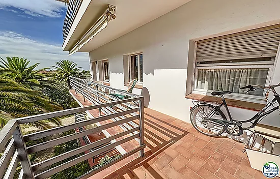 CÓMODO APARTAMENTO VISTA  A LA MONTAÑA CON TERRAZA Y ESTACIONAMIENTO