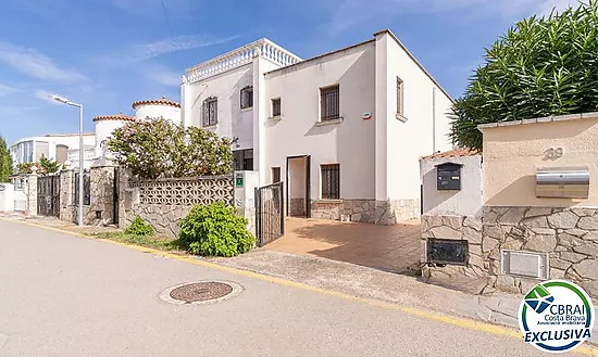 MONTGRÍ 4-bedroom house with garden a few meters from the beach