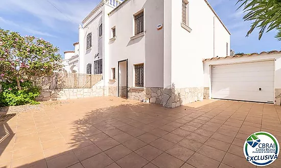 MONTGRÍ 4-bedroom house with garden a few meters from the beach