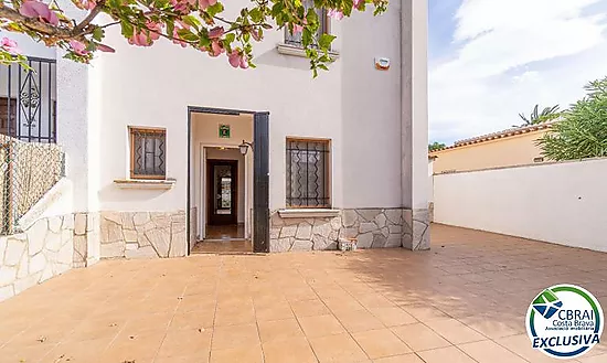 MONTGRÍ 4-bedroom house with garden a few meters from the beach