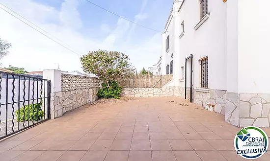 MONTGRÍ 4-bedroom house with garden a few meters from the beach