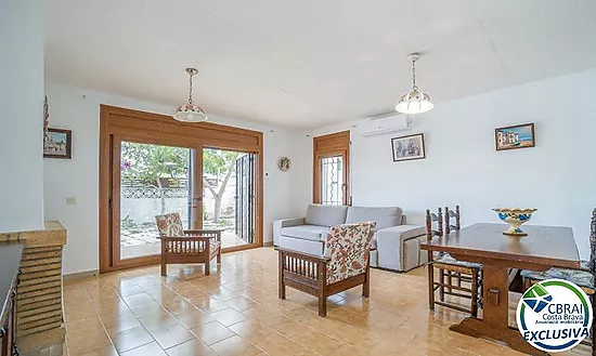 MONTGRÍ 4-bedroom house with garden a few meters from the beach