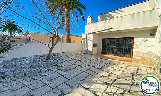 MONTGRÍ 4-bedroom house with garden a few meters from the beach