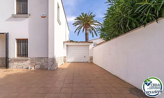 MONTGRÍ 4-bedroom house with garden a few meters from the beach