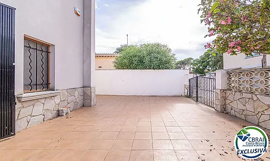 MONTGRÍ 4-bedroom house with garden a few meters from the beach