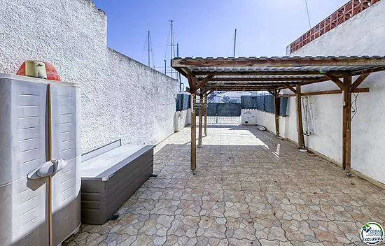 Maison mitoyenne à Empuriabrava avec amarrage de 9x4m. avant les ponts