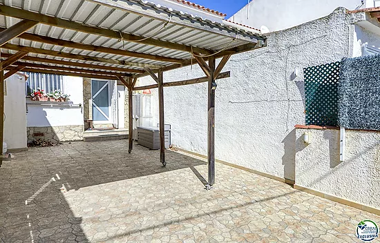 Maison mitoyenne à Empuriabrava avec amarrage de 9x4m. avant les ponts