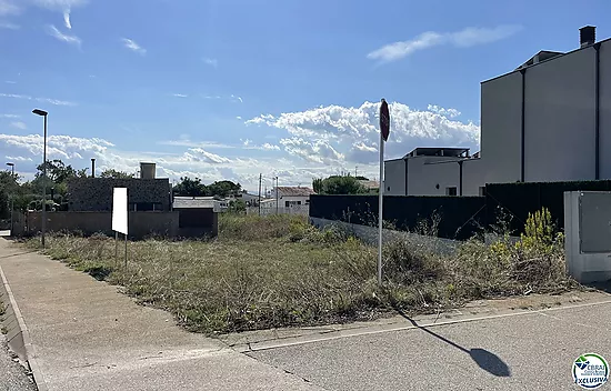 Terrain unifamilial constructible dans une urbanisation tranquille de Roses. Bonne opportunité !