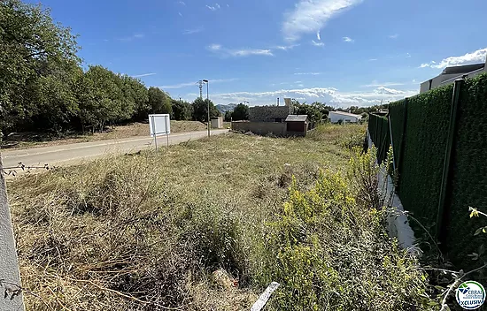 Terrain unifamilial constructible dans une urbanisation tranquille de Roses. Bonne opportunité !