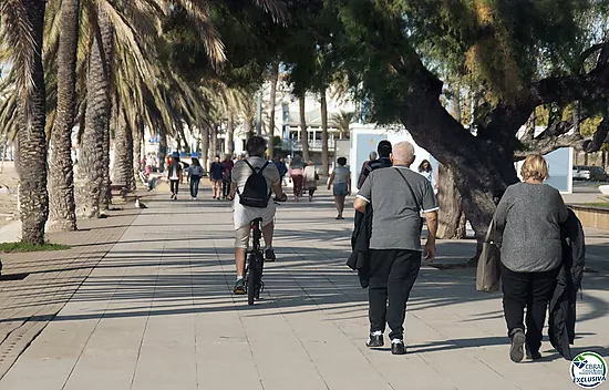 Terrain unifamilial constructible dans une urbanisation tranquille de Roses. Bonne opportunité !