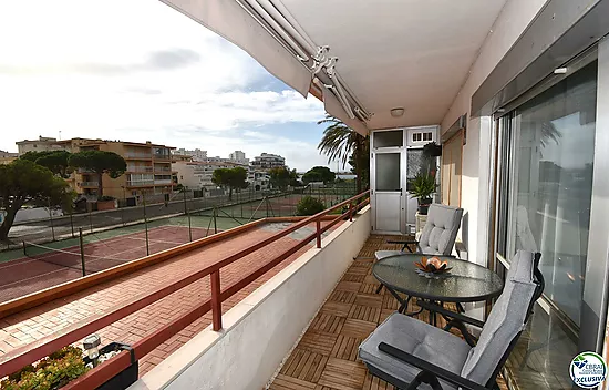 Renovated apartment with one-bedroom, lateral sea view and communal pool