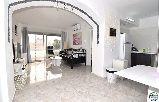 Apartamento reformado con un dormitorio, vista lateral al mar y piscina comunitaria en venta