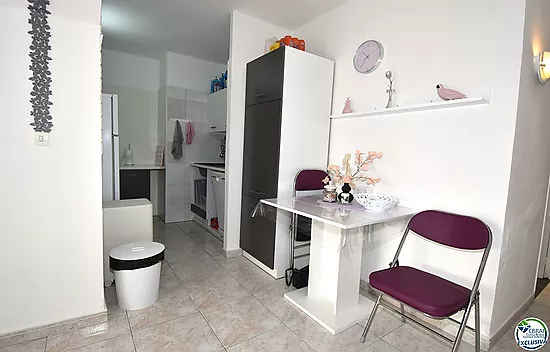 Apartamento reformado con un dormitorio, vista lateral al mar y piscina comunitaria en venta