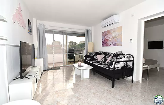 Apartamento reformado con un dormitorio, vista lateral al mar y piscina comunitaria en venta