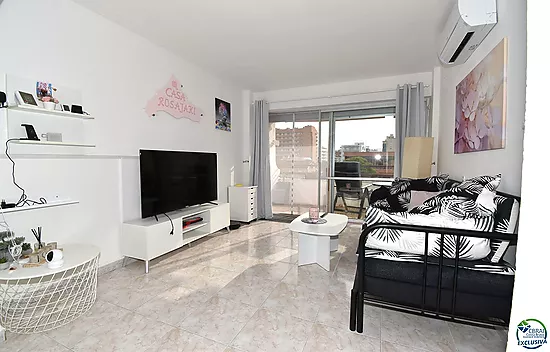 Apartamento reformado con un dormitorio, vista lateral al mar y piscina comunitaria en venta