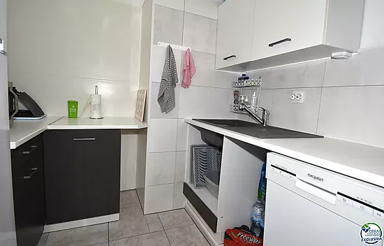 Apartamento reformado con un dormitorio, vista lateral al mar y piscina comunitaria en venta