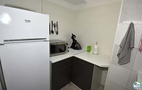 Apartamento reformado con un dormitorio, vista lateral al mar y piscina comunitaria en venta