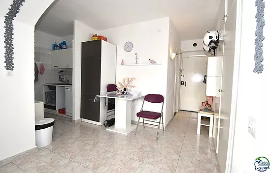 Apartamento reformado con un dormitorio, vista lateral al mar y piscina comunitaria en venta