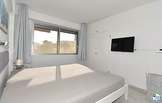 Apartamento reformado con un dormitorio, vista lateral al mar y piscina comunitaria en venta