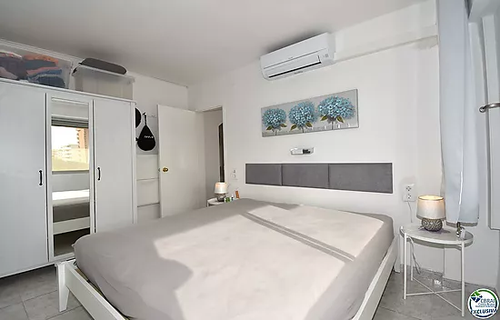 Apartamento reformado con un dormitorio, vista lateral al mar y piscina comunitaria en venta