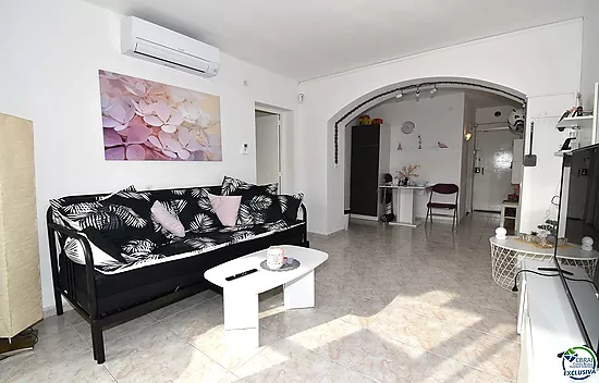 Apartamento reformado con un dormitorio, vista lateral al mar y piscina comunitaria en venta