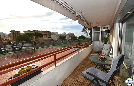 Apartamento reformado con un dormitorio, vista lateral al mar y piscina comunitaria en venta