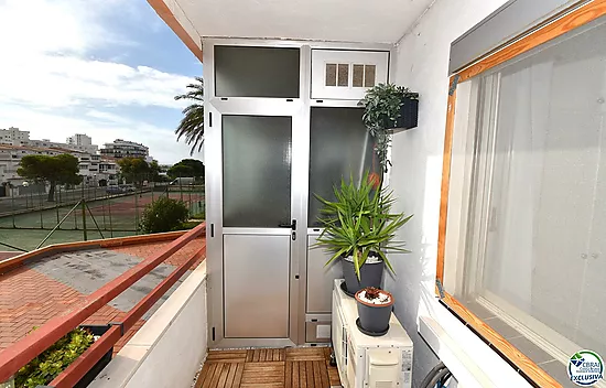 Apartamento reformado con un dormitorio, vista lateral al mar y piscina comunitaria en venta