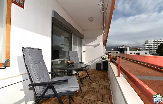 Apartamento reformado con un dormitorio, vista lateral al mar y piscina comunitaria en venta