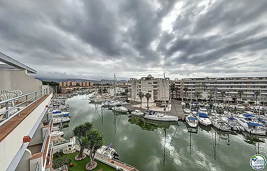 Penthouse one bedroom apartment with canal view