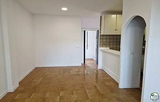 Apartamento de 51m2 en la planta baja de un inmueble situado en Empuriabrava.