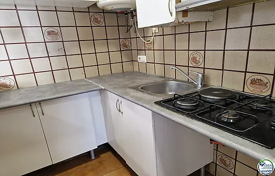 Apartamento de 51m2 en la planta baja de un inmueble situado en Empuriabrava.