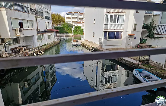 Apartamento de 51m2 en la planta baja de un inmueble situado en Empuriabrava.