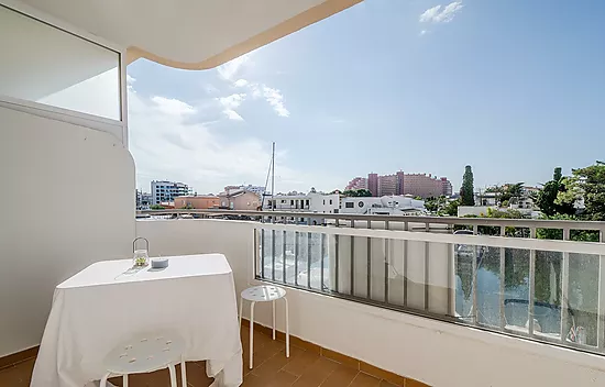 BONITO ESTUDIO CON  TERRAZA Y VISTAS AL CANAL