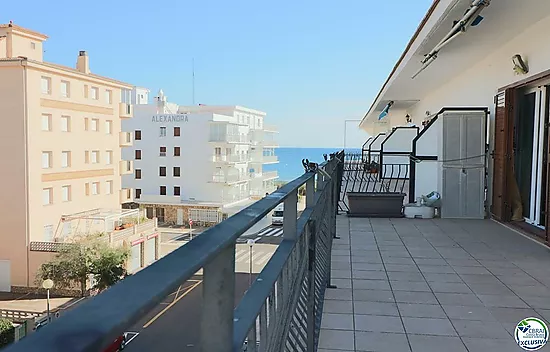 Penthouse avec grande terrasse de 31 m² à 50 m de la plage à Salatà