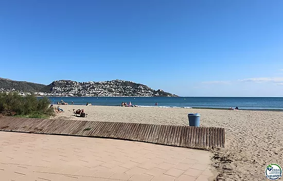 Penthouse avec grande terrasse de 31 m² à 50 m de la plage à Salatà