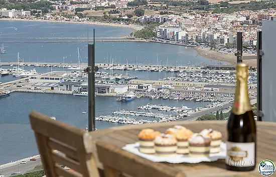 HOUSE OVER THE PORT OF ROSES AND SEA VIEWS