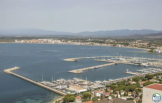 HOUSE OVER THE PORT OF ROSES AND SEA VIEWS