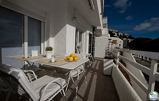 ¡Apartamento con vistas al mar, aparcamiento y licencia turística!