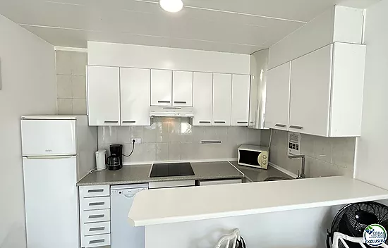 ¡Apartamento con vistas al mar, aparcamiento y licencia turística!