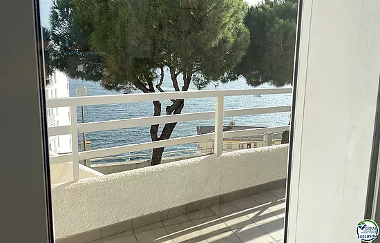 ¡Apartamento con vistas al mar, aparcamiento y licencia turística!