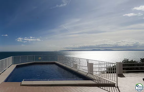 ¡Apartamento con vistas al mar, aparcamiento y licencia turística!